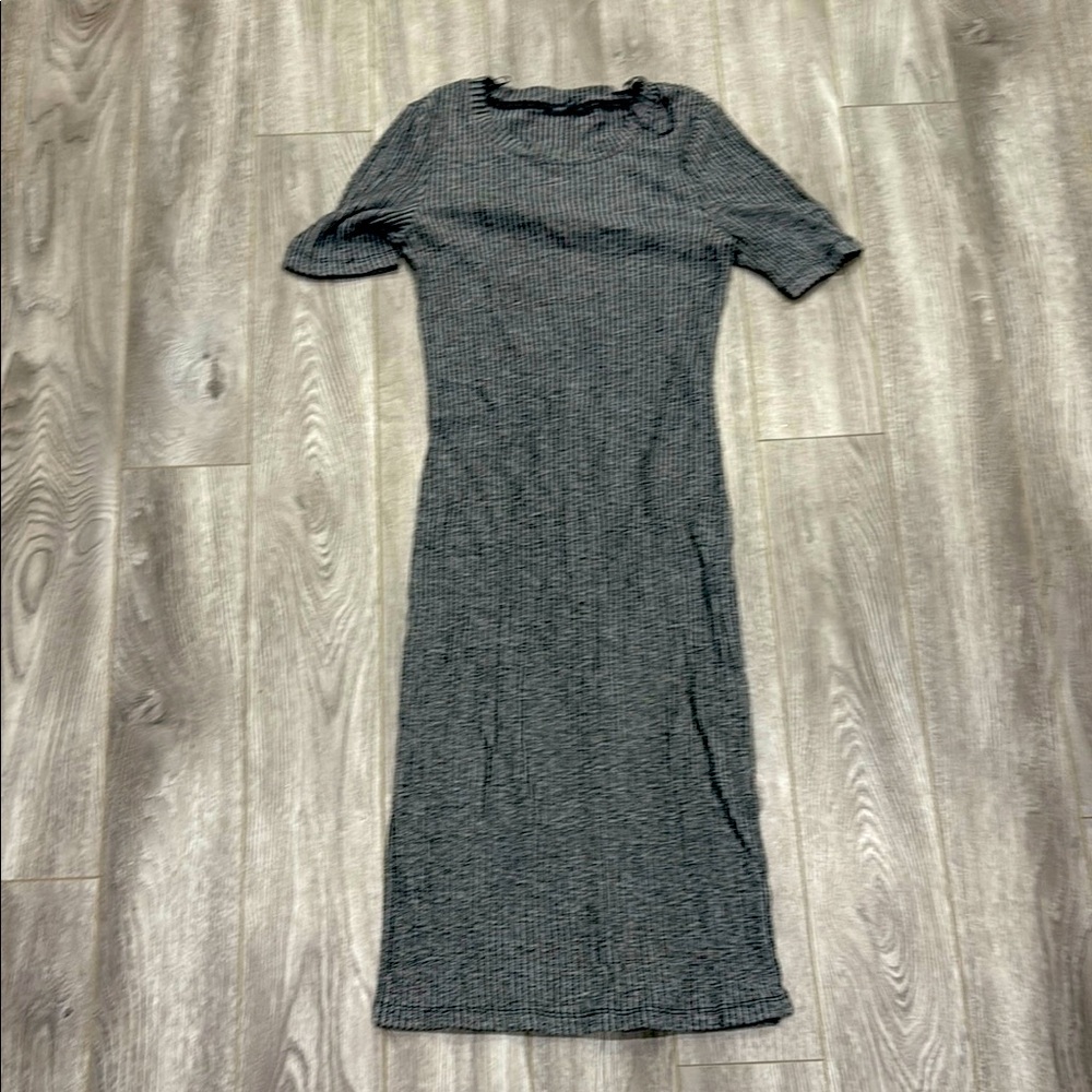 Suzy Shier Gray Sheath Dress Short Sleeve Crew Neck